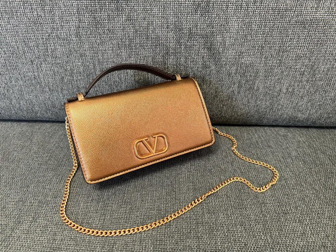 Batch. 👛Valentino Garavani VRINGI'm gonna make a fortune. WOCThe palms of the oxen are made of fine skin., Wake up to the goal.VWordLOGOGold button., But the handy., The chain can be broken., The cap is equipped with an intruded button., Built multilayer, Internal Tags. Paragraph: 2068 Dimensions: 19*4*10.5cm