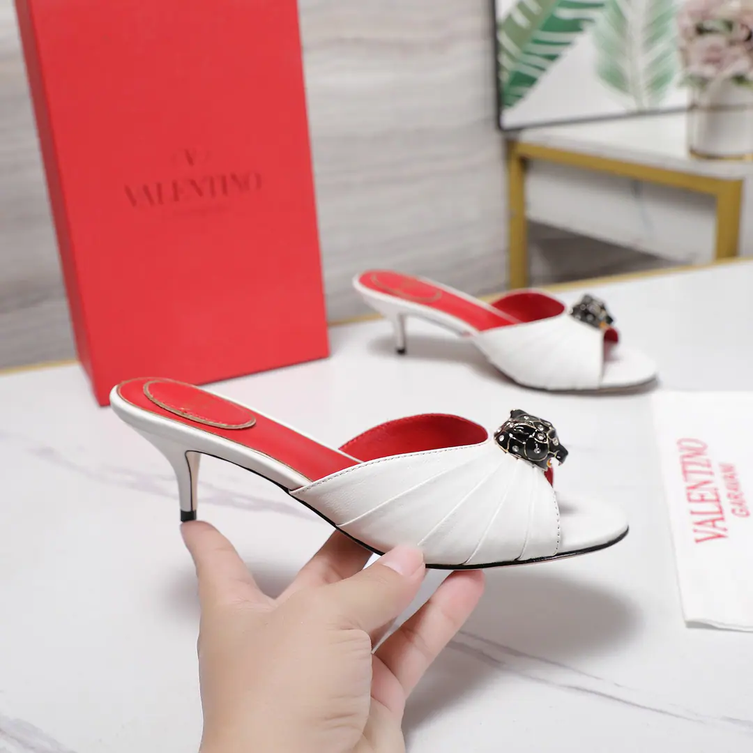 Get out of the factory. 《Unique top version》 VALENTIN*OWarren.*Tin-no!26vsSpring and summer, latest fashion sandal series.…… 【The round head is wrinkled and drowsy.】 Miss Valentino loves Jane and can't resist it., The combinations show a different style of dress., Free to shine.⚡Follow the Eurasia style.！！！ The top-level processors are perfect., You can compare the cabinet with any details., Best-class top-class., You can come in and out of the counter.！！ ❶Fabulous.: Original customized sheep skin/Wrinkle process/Brick. ❷Uchi.: Original customized sheep skin ❸Foot.: Original customized sheep skin ❹Otsumi!: The original custom is really big. ❺He's tall.: 5.5cm ❻Codes: 35-39（40.41.Custom without re-offer） ❼Packaging: Original package ☀Colours: Synchronise update of the network