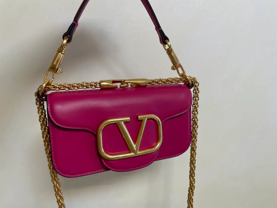 Batch. Valentino Garavani MINILOCCow-skin handbag., MetalVLogo SignatureDetails With undreatable lifters and undrewable slide chains, ♪ And I can't bear ♪, Slash or handheld The old effect treatment parts for the old brass. Magnetic button opening Model▪️1133S Dimensions: 20x 11x5cm