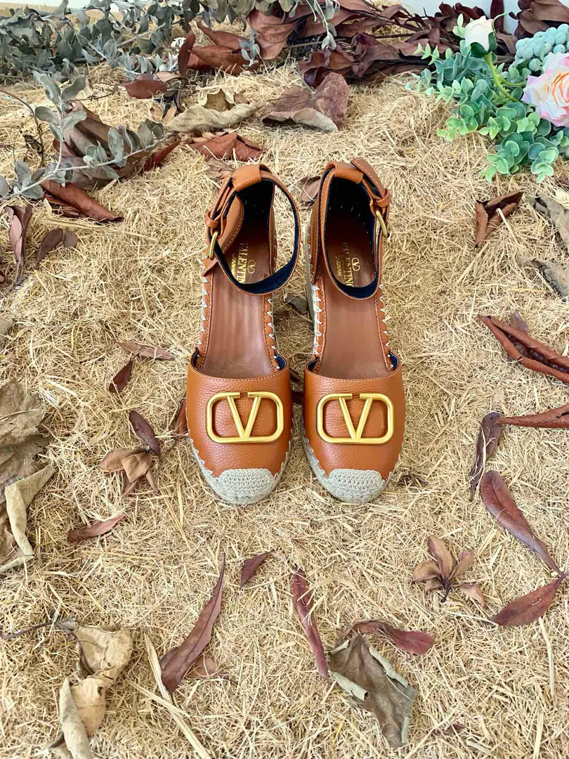 Valentino Garavani A swig of cattle and a strap and a tight-headed sandal. LargeVGold button decorations The ropes are on the slopes and... A twig to adjust the skin belt of the calf. The slopes and the waterproofing stations. Italian manufacture 35-41