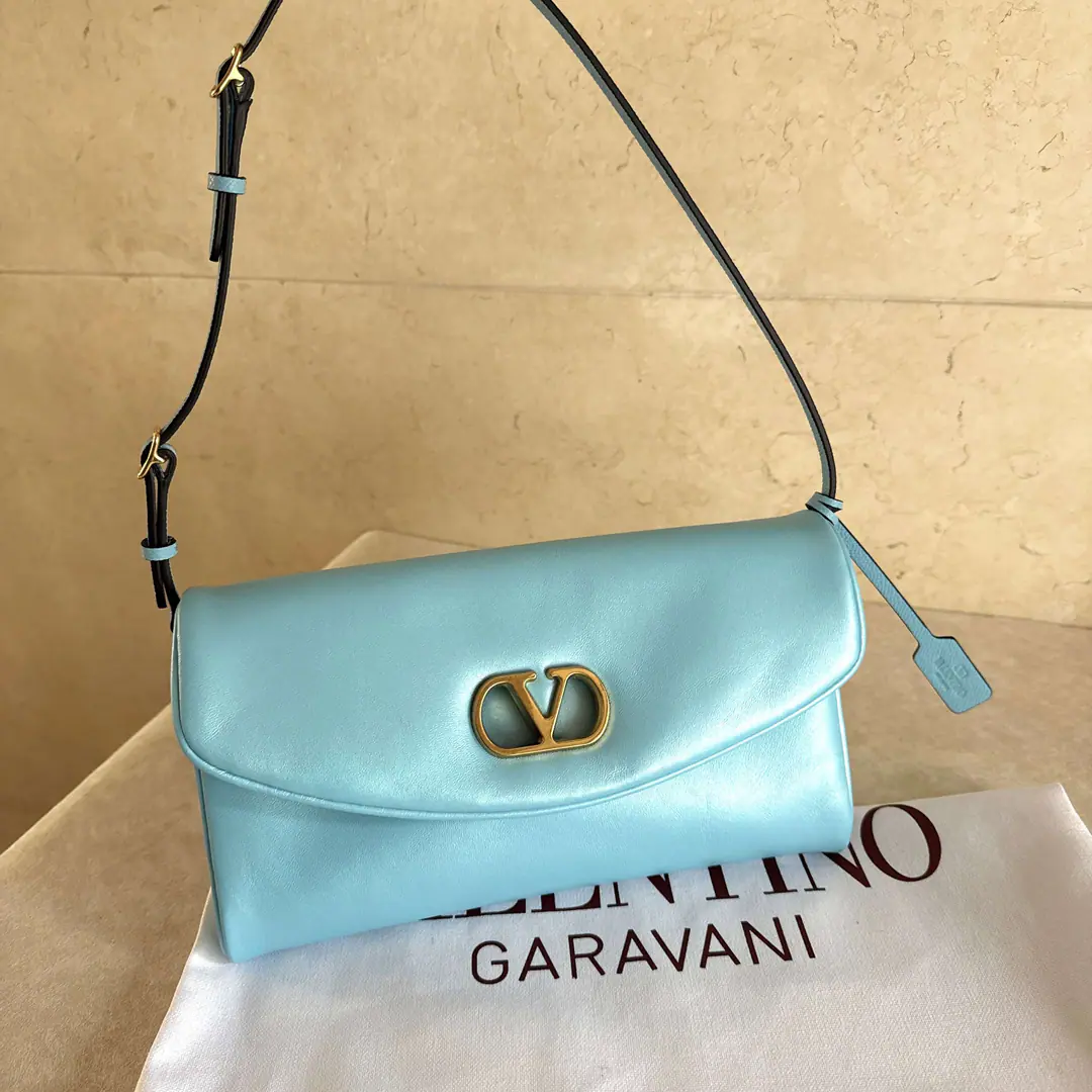 Batch. New🍃VALENTINO GARAVANI DEVAIN Little sheep leather shoulder handbag., MetalVLOGO SIGNATUREDetails. This bag can be carried with your hand or shoulder.. The old effect treatment parts for the old brass. -Details and adjustable handlers of the cowy leather The old effect is a repeat brass.VLOGOMagnetic button opening -In the leather line., A pocket of internals. Dimensions: Kuan23.5XHigh12XDeep3centimetres Model: 0148