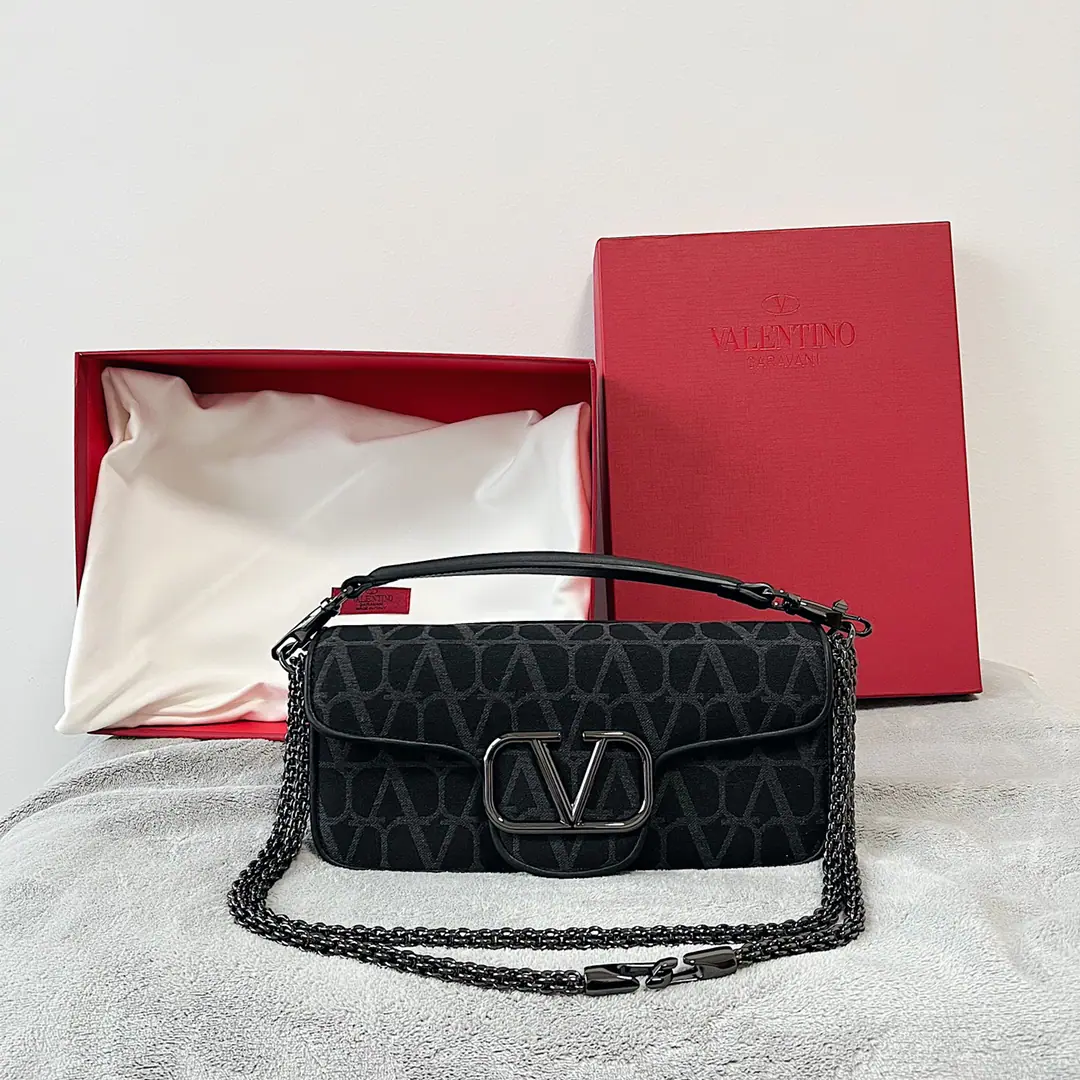 Large. Valentino Garavani VMarkLocòCow-skin handbag., Decorative Metals VLogo SignatureMagnetic buttons. With undreatable lifters and undrewable slide chains, ♪ And I can't bear ♪, Slash or handheld, gold-based redeployments Magnetic button opening Soft sheep liner. Back pocket., Internal open pockets., In the soft sheep skin line. Rib height (Midpoint to top of the bag vertically): Shortest 26 centimetres, Maximum 50 centimetres Dimensions: Kuan 27 x High 13 x Deep 6 centimetres Italian manufacture Commodity number: 2W0B0L96JSQ6ZN _Model: 1133L