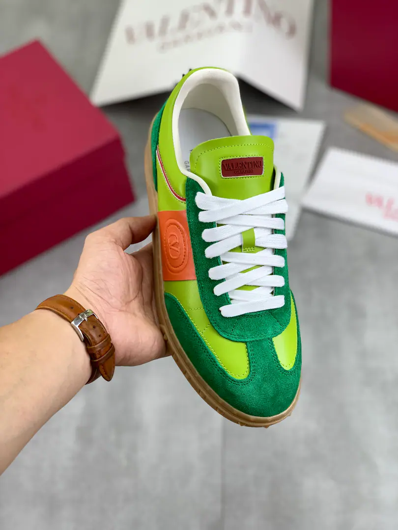 Plant prices Real value Couple money. ValentinoValentino. 2025/UPVILLAGE A couple's leisure sports shoes. 🆚Professional high-end, Perfect time., Quality is first class., Use all originals1:1Material production, I'm the only one who's got a role model.！ 🎁Full cabinet high end packaging ✔️Fabulous.:The High-Sight Bull. ✔️Otsumi!:TPUThe material is the bottom of the material. ✔️size:Women35-40Men39-45（Women41Men38.46Freeze!） 🆚All details1:1Customize, To be perfect.！