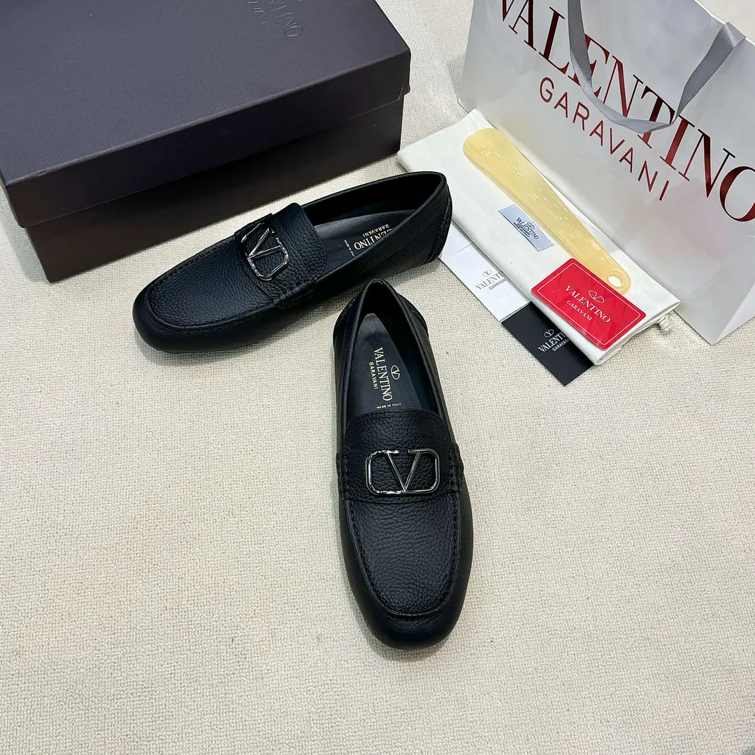 Minoru. 【VALENTINO】Valentino is a big fan of beans shoes., The network is open., The O.S.A. designed a simple, high-end atmosphere., Quality is trustworthy., Original plant configuration, Italian imports of cow flour, All imported water- dyeed cattle stubs., Shoes under the sole.: The original factory is super comfortable with the original base., The original factory and the single.🙏The upper feet are so cozy., Tide Man Customized, The first of the driving series., Codes: 38-45（46Do it.）