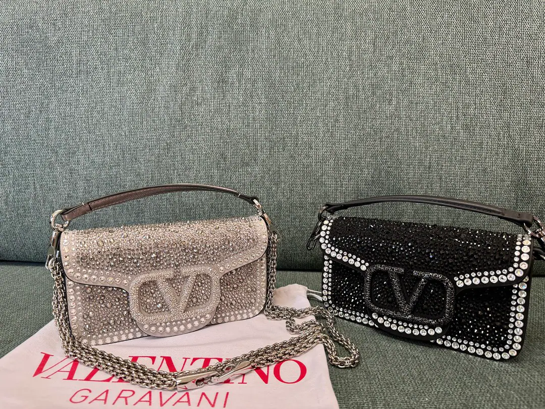 Batch. New paragraph❤Valentino of Diamonds.valentino LocoThe edge of the bag and the...VLogo Signature The logo is all marked with Schwartz's crystal drill., To benefit from the design of a portable and slide chain., This bag can be used as a slant or handbag., Make different shapes.. Dimensions: 19x10.5x5cm Paragraph: 0173