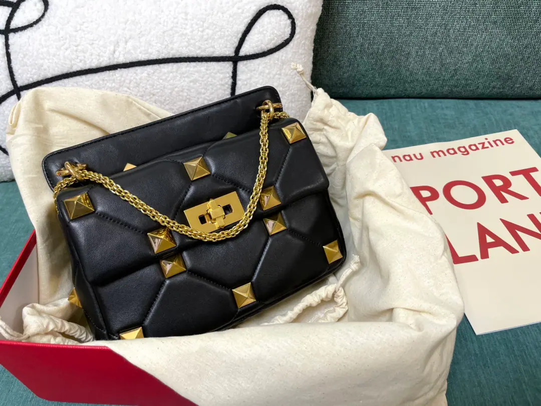 Small. Top First List New bag of nails.🔥Valentin0 Garavani Roman Stud Napa's leather chain bag. All sheep's skins inside and out.！Same color system, sew process enhanced prism👍Retrobronic process process for processing metal nails and accessories🤖️Internal: Zip pocket. 🆕Model0188 Small: 24x16x8cm
