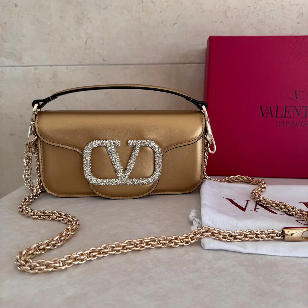Small. Gold diamond ❤️Model: 1133Starfish.▪️The drill button. Valentino Valentino's leather handbag.👜Put the armpit in your bag. ▪️The old effect treatment parts for the old brass. ▪️Magnetic button opening ▪️Soft sheep liner. ▪️Small: 20x11x5cm