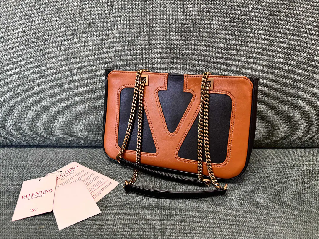Small. Model5200 VALENTINO▪️Valentino's handbag.👜This bag is really big. VLOGO SIGNATURE Design, I'm going to be able to get a little bit of a slider., This bag can be slashed and slashed.. Antiquated gold accessories - We're going to pull the chain. A zipper outside. Dimensions: 27x18x3cm
