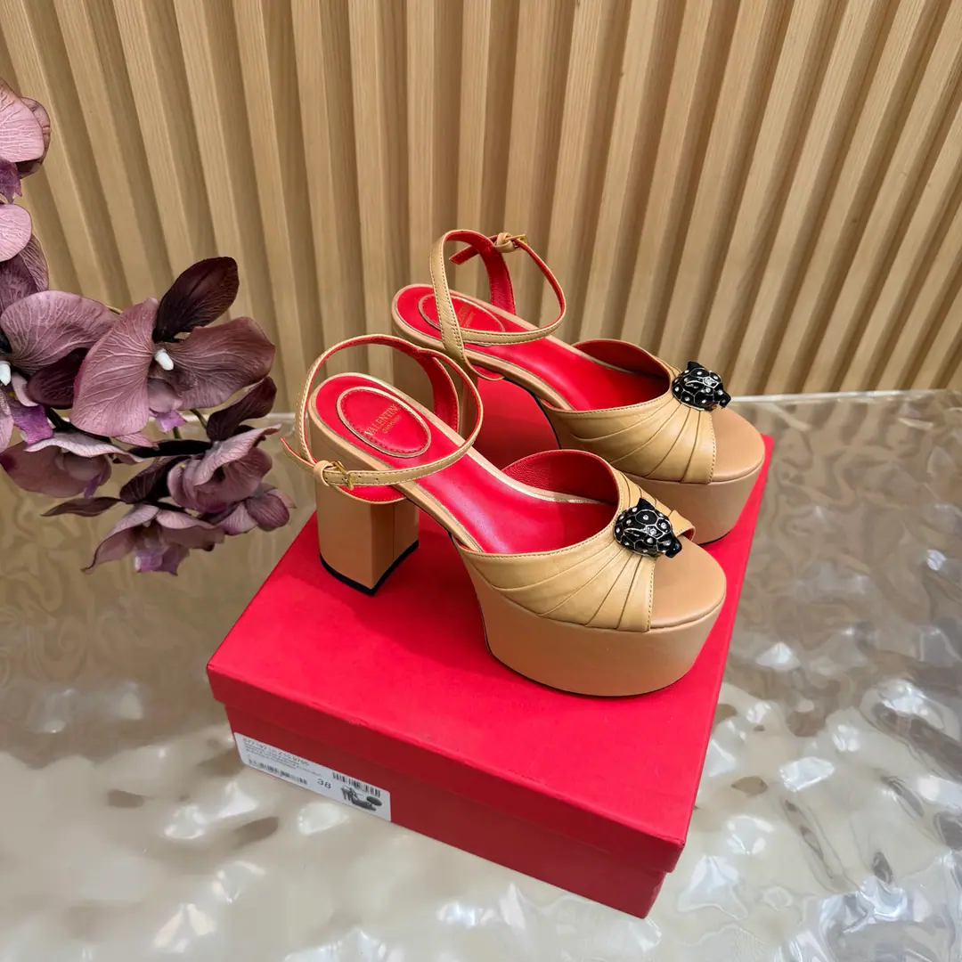 2026I'll take the water table and the sandals. Valentino High heels💗Loved sandals. A beautiful quality.⚠️ It's a great match., Wear it any season.💜 Valentino is a new fashion charm. To continue the super high and design., I'm a big fan of the world's famous fans. The million fans are showing their love., Best sales at sea and abroad The domestics are out., Top Version Candy color., Every color is beautiful. Shoe.: Bullskins. Uchi.: Import of sheep skin Shoes under the sole.: That's a big one. He's tall.: 11cm Packaging: Full original package Codes: 36One.42Code（40, 41, 42I'm not gonna change.）