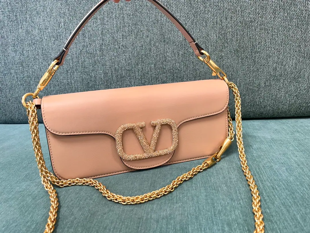Large. Top First List ❤️Model: 1133Starfish.▪️The drill button. Valentino Valentino's leather handbag.👜Put the armpit in your bag. ▪️The old effect treatment parts for the old brass. ▪️Magnetic button opening ▪️Soft sheep liner. ▪️Dimensions:27x13x6cm