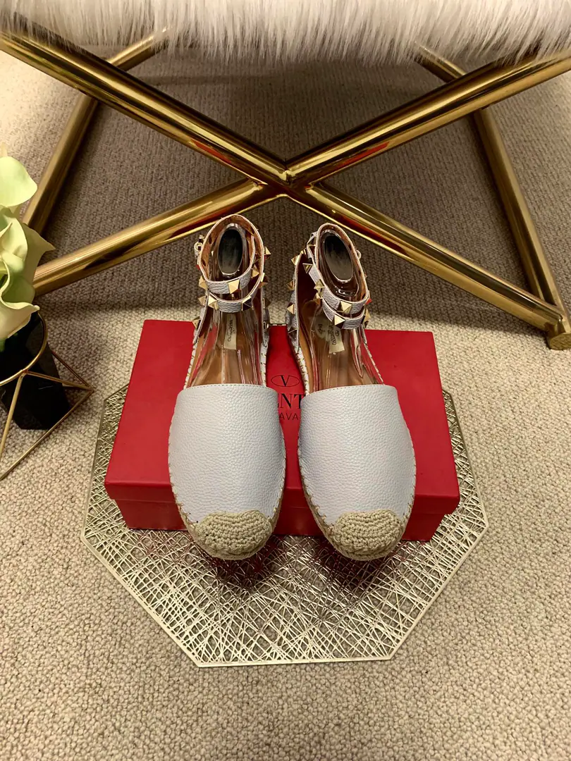 【VALENTINO】Valentino.2021The new one is in the Paris counter in the morning and autumn.# The middle-air liner's shoes.😈😈The world's fashion., Every brand has a similar one.🙅🙅But it's making many fairies compete for consumption., It's one of his own.LOGOThe nail elements are perfect.💯💯Attention.⚠️The most important thing is that it doesn't pick feet.[Tooth.], No foot picks.…[- You're so proud of yourself.]Shoe.: Import of sheep skin. Uchi.: Lamb skin., Otsumi!: Original1Bing1Unique open code number: 35-42.