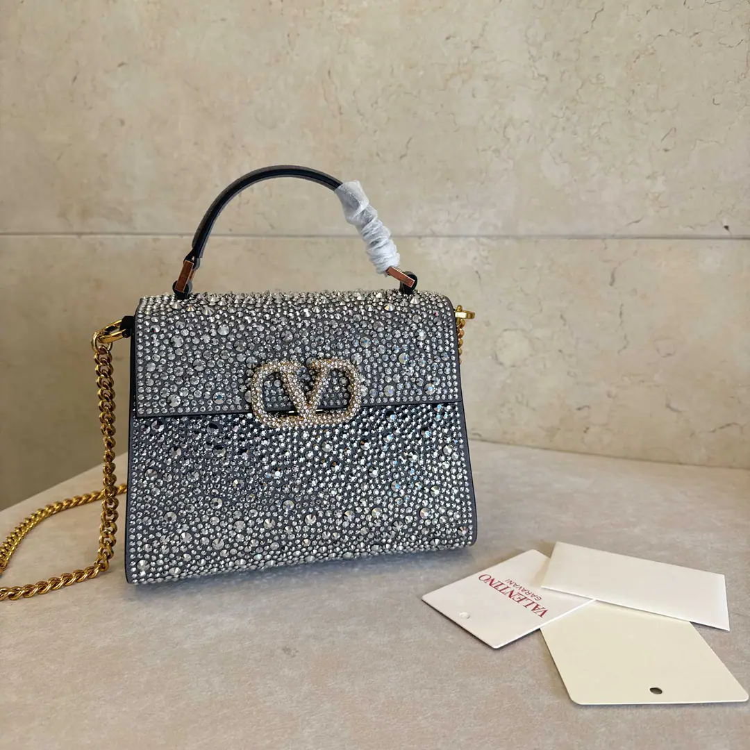 Batch. New star's bag.🍃Valentino Garavani(Valentino.)This one."VSling"Twist bag has a long-standing contours.. This design selects soft fuzzy tans., It's got a handle., The unplugged shoulder belt and the shining Schwarzch. Details: Schwartz's crystal gold. Magnetic button opening, Internal Details: A hand handle that's in the bag., Dismantled straps of protective anklets. Dimensions: 14x19x8.5centimetres Chain length: Around centimetres Model: 01997