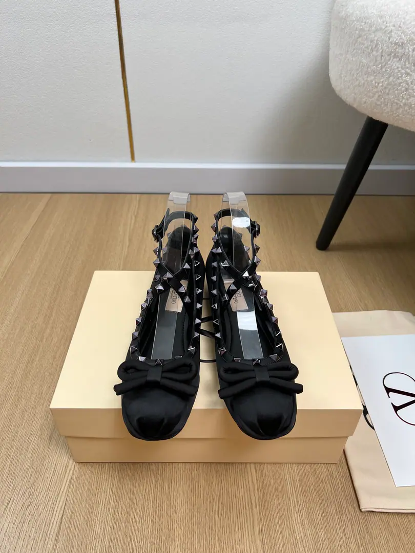 🍸Valentino Valentino. | 2026ˢˢ VHome.2026Spring and summer brand new. The latest trimper of the cabinet, the Ballet.〰 Ta-stys are hot.！One of the perfect myths. It's not too tired to wear a good suit., Deep-end design combinations highlight brand-specific design styles. Luxury fashion. Very recognizable. A fine round head. The sideline is perfect. A woman of honor., I'm feeling a lot of feet.💯Summer really takes a hundred shoes., It's a good match., It's nice to be comfortable with the high-level., With all kinds of pants., The tide's out. It's so beautiful.🔥 The water drills are designed to blend perfectly with the stylish and elegantly seamless pleasures of a change., Put it on and dance with a good choreograph.🦋 ♺Shoe.: Import silk. ♺Uchi.: Lamb skin. ♺Foot.: Lamb skin. ♺Otsumi!: Italian imports are so thick. ♺He's tall.: Floor ♺Codes: 35-39（40.41.42Custom） ♺Plant price