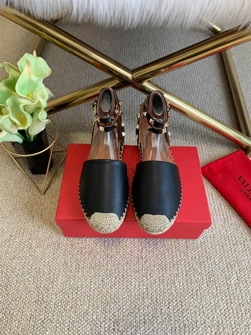 【VALENTINO】Valentino.2021The new one is in the Paris counter in the morning and autumn.# The middle-air liner's shoes.😈😈The world's fashion., Every brand has a similar one.🙅🙅But it's making many fairies compete for consumption., It's one of his own.LOGOThe nail elements are perfect.💯💯Attention.⚠️The most important thing is that it doesn't pick feet.[Tooth.], No foot picks.…[- You're so proud of yourself.]Shoe.: Import of sheep skin. Uchi.: Lamb skin., Otsumi!: Original1Bing1Unique open code number: 35-42.