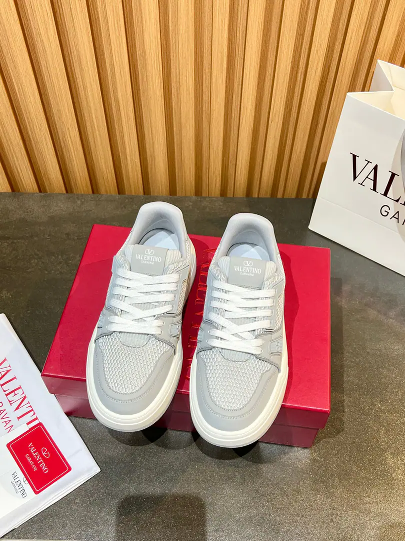 Minoru.🎤🎤VLNTValentino. 𝑶𝒏𝒆𝑺𝒕𝒖𝒅 Couples' sneakers. Valentino 2025The latest couple's sneakers. The star is the same. Fires are on sale.. OriginalZPReload and Dismantlement. Repeatedly retweets. Yes, sir.1:1Restore！Top luxury. Soft and cozy. It's a little thin. Fashion and leisure. It brings a quality of excellence and grace. And the wonderful comfort of the upper foot. Top-level purchase version of shoe face: Import high-end air network/Original oil side process Uchi.: Import net veil Otsumi!: Original development𝐓𝐏𝐔Double-coloured base Packaging: Original Configuration Full Packaging Codes: 34-46 Customised (Autoscript-Unlabelled）Order