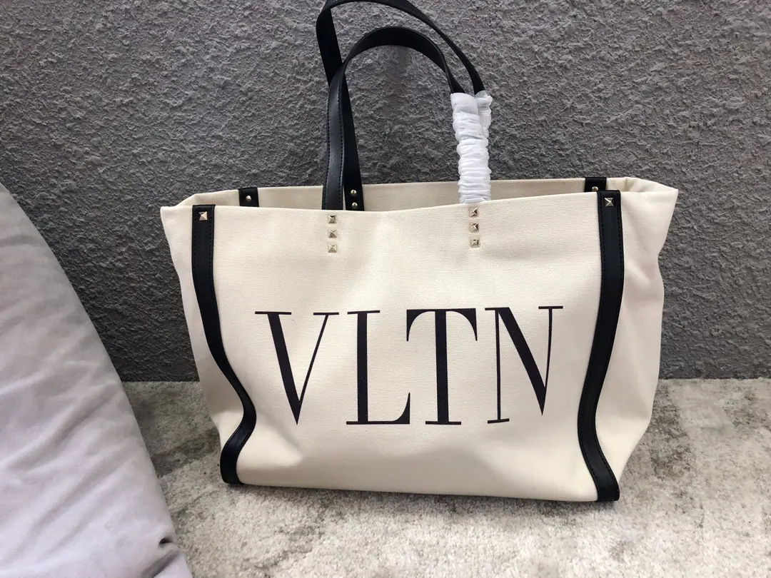 Batch. Model0978❤️ValentinoValentino's canvas bag., Take it easy.🆕ColourmarkVLTNBig brand.logo, Fine craft and double-sided classic nailing, One shoulder. Dimensions:37x12x32cm