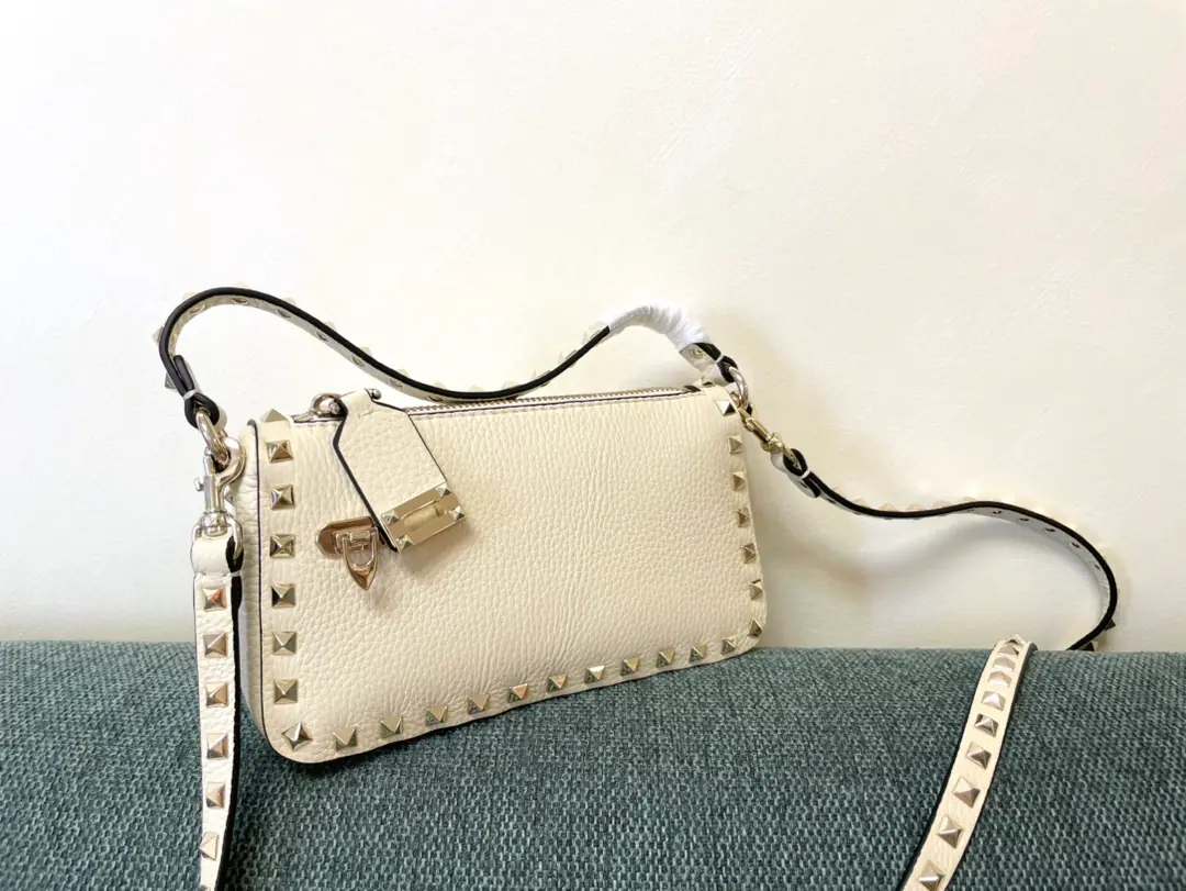 Batch. VTNew little handbag. Model: 5500 Dimensions: 19x13x7cm Valentino Garavani Rockstud A small, small, small, small, slanted, little cattle.,The iconic hook-tocking design has been re-explored., The treatment of the nails and the fittings for the metallic process to stop the zipper pulls.: Zipper and hook-buttonable., Dismantled shoulder belts.