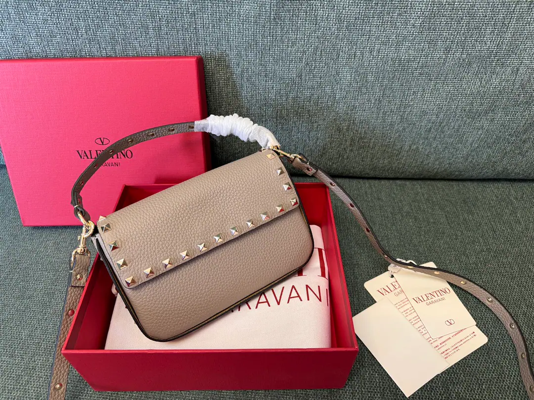 Batch. Elephant ash.❤️ Valentino Valentino's envelope is a small slant bag., Handbag. With a disassemble shoulder belt., Reverse Magnetic Deleting, A shallow gold nail. Dimensions: 13.5x19x3cm Model: 3022