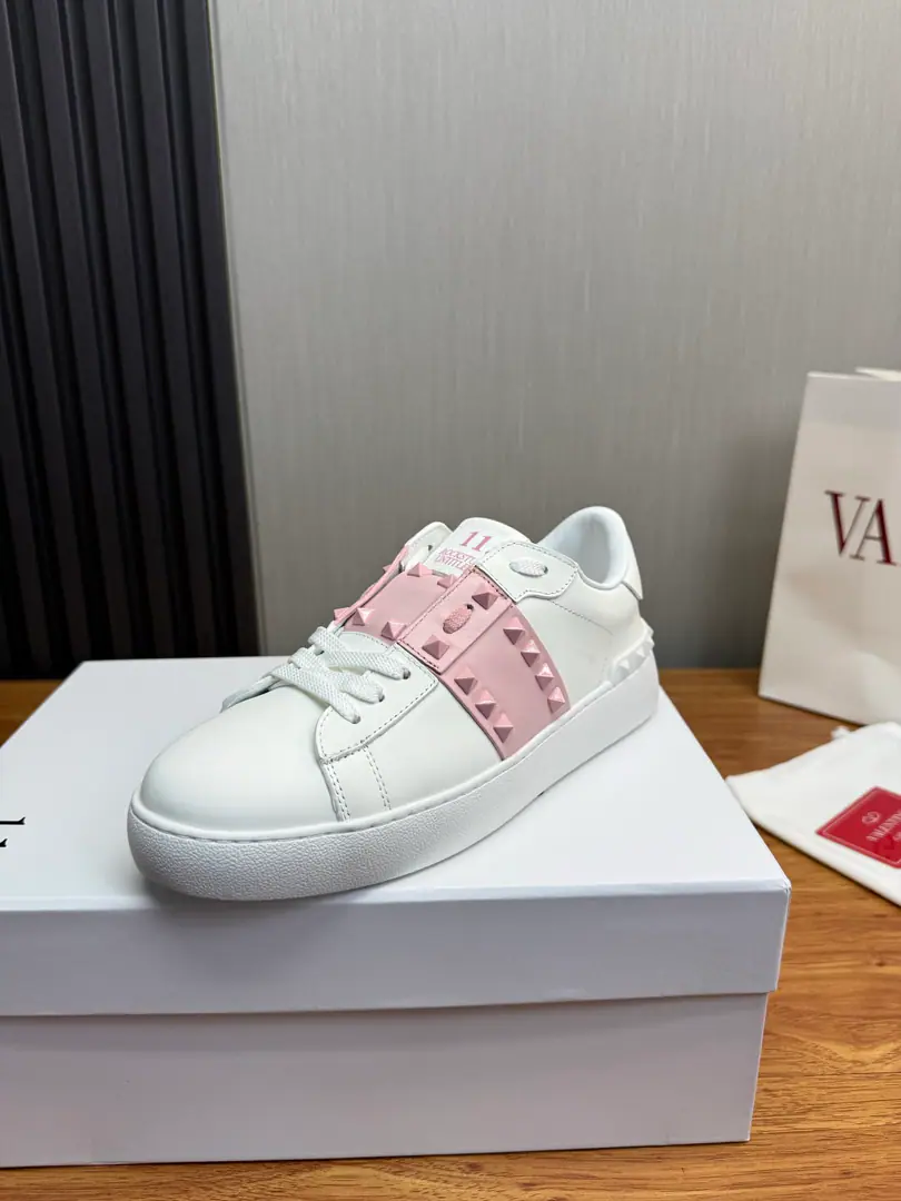 Plant 𝑽𝒂𝒍𝒆𝒏𝒕𝒊𝒏𝒐Valentino. Classic couple's leisure shoe series.💟 It's a year-round.🔥 1:1High-quality delivery✅ Valentino The star is the same. Fires are on sale.. OriginalZPReload and Dismantlement. Repeatedly retweets. Top luxury. Fashion and leisure. It brings a quality of excellence and grace. And the wonderful comfort of the upper foot. Top-level purchase version of shoe face: Import the cow's skin./Original oil side process Uchi.: In the skin of the watered cow. Otsumi!: Original Development Bottom Packaging: Original Configuration Full Codes: 35-45 （45Make a no-refund order.）