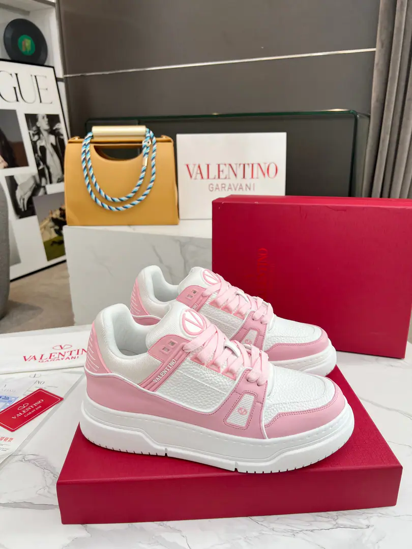 Real money's not gonna do it.！2026Newest🔥A couple. Top OriginalVLTNSeries ！valentino It's a soft foot., I'm not too bad at this., It's not a little bit higher., Put on the feeling and step up the stairs.！The color of dopamine., Super cute, pretty and dressed. Two-way, two-way, size-valued.！A sense of comfort and light quality., ♪ Take care of every match ♪ Couple money.35-46Code