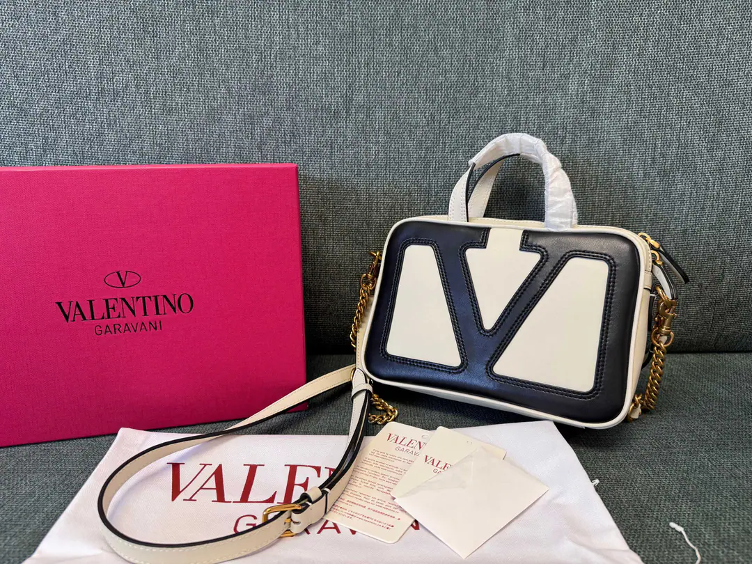 Batch. VALENTINO ▪️Valentino. Real leather bag.🍃 This bag is in a huge knock-on leather.VLOGO SIGNATURE Design, I'm gonna be able to get a slide., This bag can be slashed on the shoulder.. Antiquated gold process effects treatment accessories -- We're going to pull the chain. In the skin., A zipper pocket inside. - A zipper pocket on the outside. Dimensions:Kuan23XHigh16XDeep8centimetres （Two shoulder belts.） Model: 6400