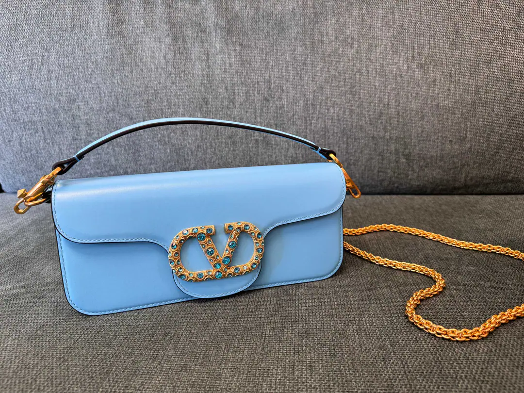 Batch. New🍃It's beautiful.！ ❤️Model: 2244▪️The paint button. Valentino Valentino's leather handbag.👜 ▪️The old effect treatment parts for the old brass. ▪️Magnetic button opening ▪️Dimensions: 27x13x6cm