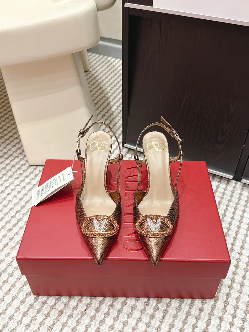 Requisition level Valentino2026Spring and summer series of paint drillsVLOGOHigh heels. Shoes. Pointy and design., A colored shoe.+Crystal dotting, blingblingSuper-smelling gold.VLOGOMetal button, It's full of brands., 8cmLined with tall legs., Nice and stylish.. Back tripod design, You're wearing it more securely., It's for dinner., Party and other official occasions., And I can add points to the daily dress., It's a practical and luxurious fashion stand.! Size: 35-40（41.42.43Make a reservation.）