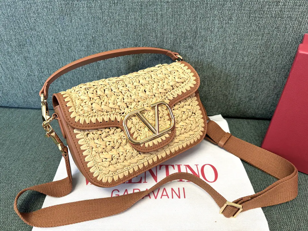 Batch. New Rafigra.🍃 VALENTINO GARAVANI ALLTIMESoft-pumped little cow's skin handbag., MetalVLOGO SIGNATUREDetails. - Thanks to the undrawn hand and leather shoulder belt., This bag can be slashed and hand-held.. Pure handweaving The old effect treatment parts for the old brass. Magnetic button opening Soft sheep liner., It's got a pocket full of a sticker. Dimensions: Kuan 23.5 X High 18 X Deep 8 centimetres Model:2046
