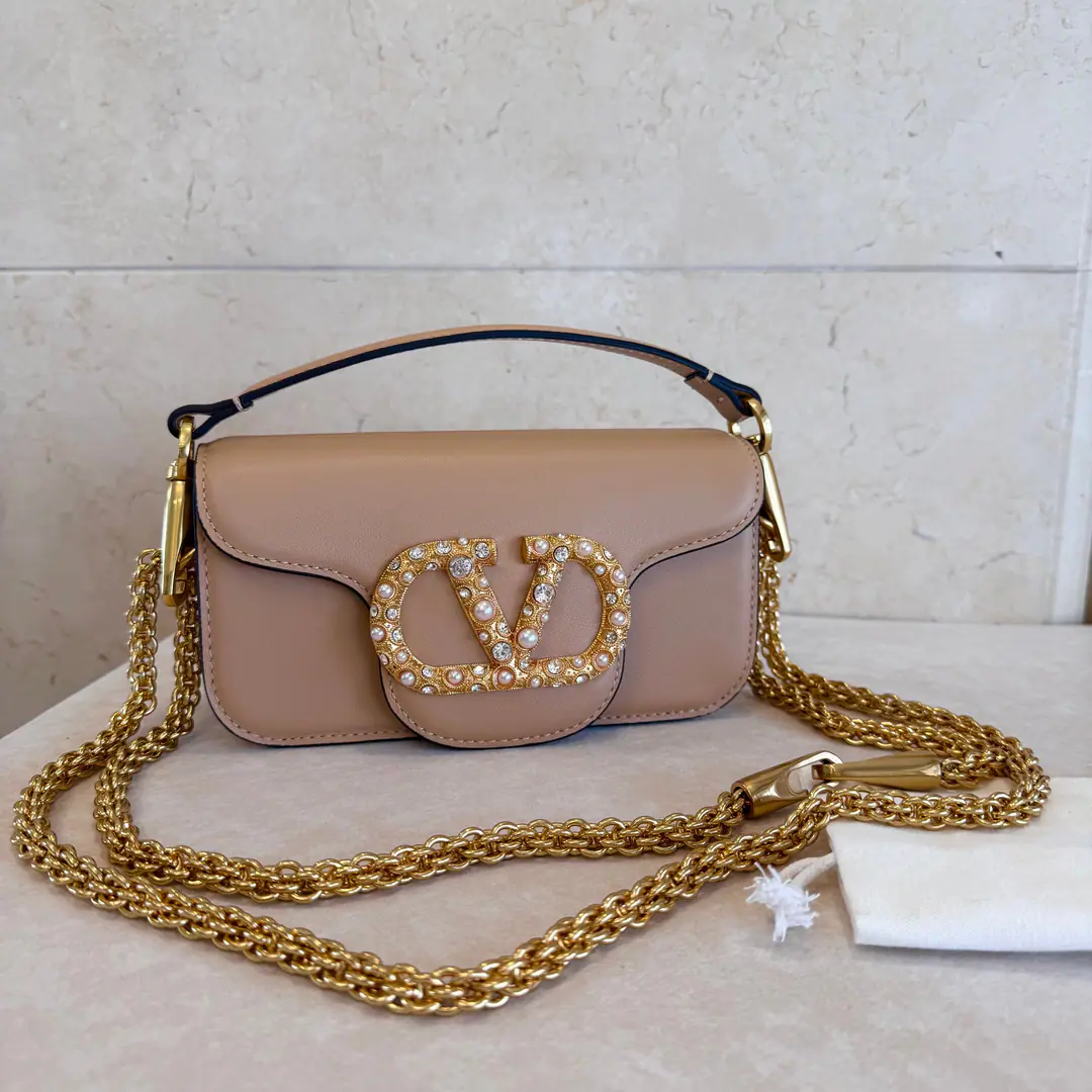 Small. New🍃It's beautiful.！ ❤️Model: 2244▪️The paint button. Valentino Valentino's leather handbag.👜 ▪️The old effect treatment parts for the old brass. ▪️Magnetic button opening ▪️Small: 20x11x5cm