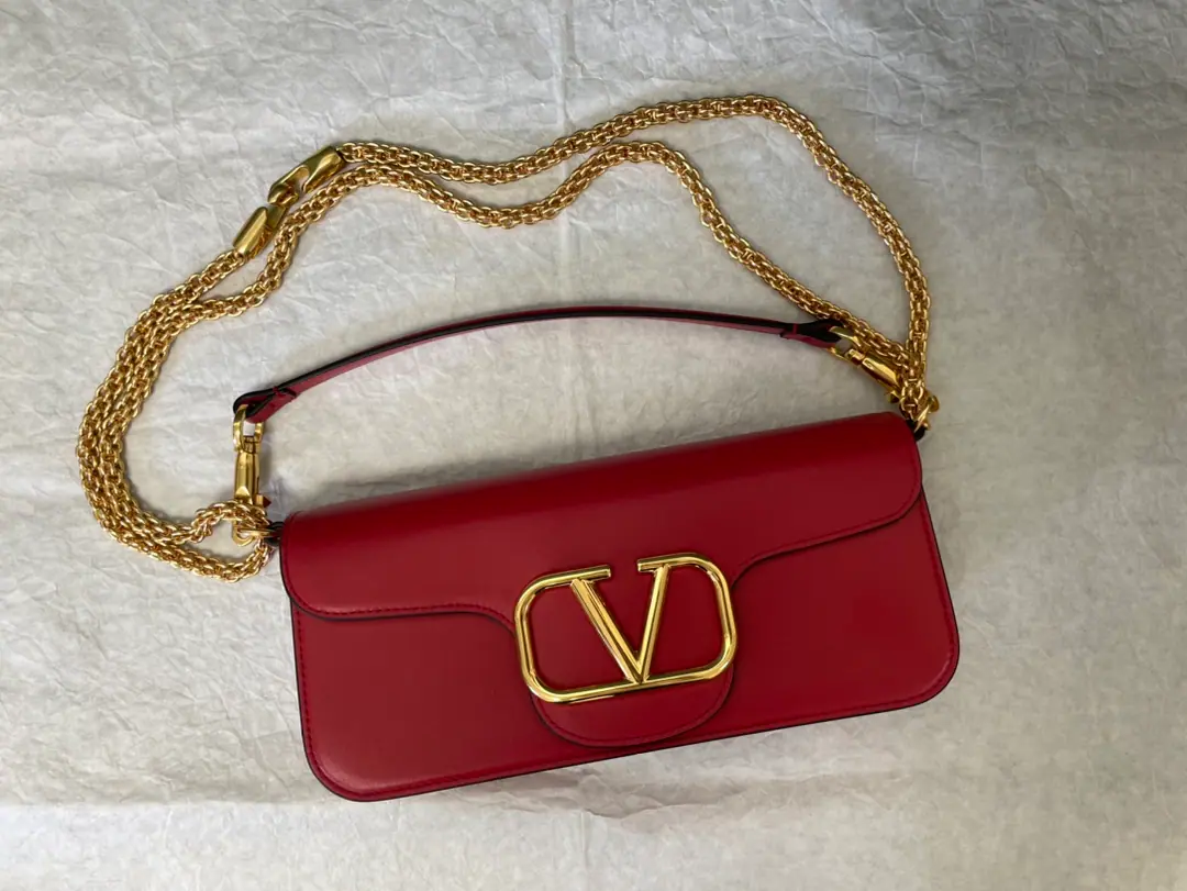 Large. ❤️Model: 1133 Big red. Valentino Valentino's leather handbag., Decorative MetalsVLogoSignacar With undreatable lifters and undrewable slide chains, ♪ And I can't bear ♪, Slash or handheld ▪️The old effect treatment parts for the old brass. ▪️Magnetic button opening ▪️Soft sheep liner. ▪️Dimensions:Kuan27xHigh13xDeep6centimetres