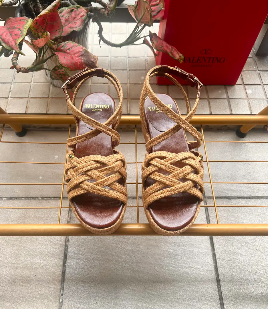 Valentino Garavani /Valentino. Roundhead knittingVI'll take a new sandal.🩴Fishermen's shoes. VThe gold pin logo. ppShit. He's tall.6cm Rubber Bottom Italian manufacture 36-41