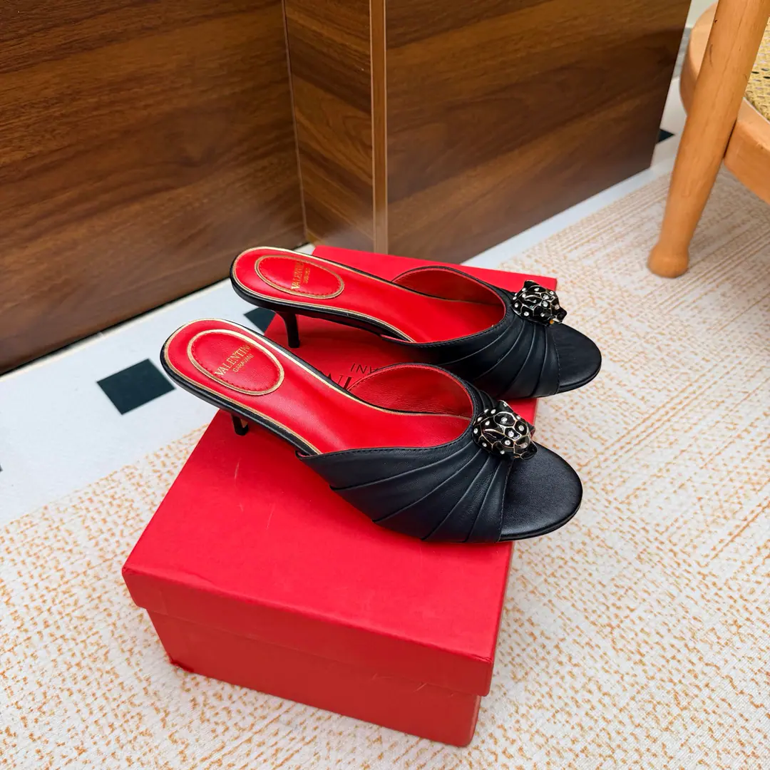 Valentino High heels💗Loved sandals. A beautiful quality.⚠️ It's a great match., Wear it any season.💜 Valentino is a new fashion charm. To continue the super high and design., I'm a big fan of the world's famous fans. The million fans are showing their love., Best sales at sea and abroad The domestics are out., Top Version Candy color., Every color is beautiful. Shoe.: Bullskins. Uchi.: Import of sheep skin Shoes under the sole.: That's a big one. He's tall.: 5cm Packaging: Full original package Codes: 36One.42Code（40, 41, 42I'm not gonna change.）