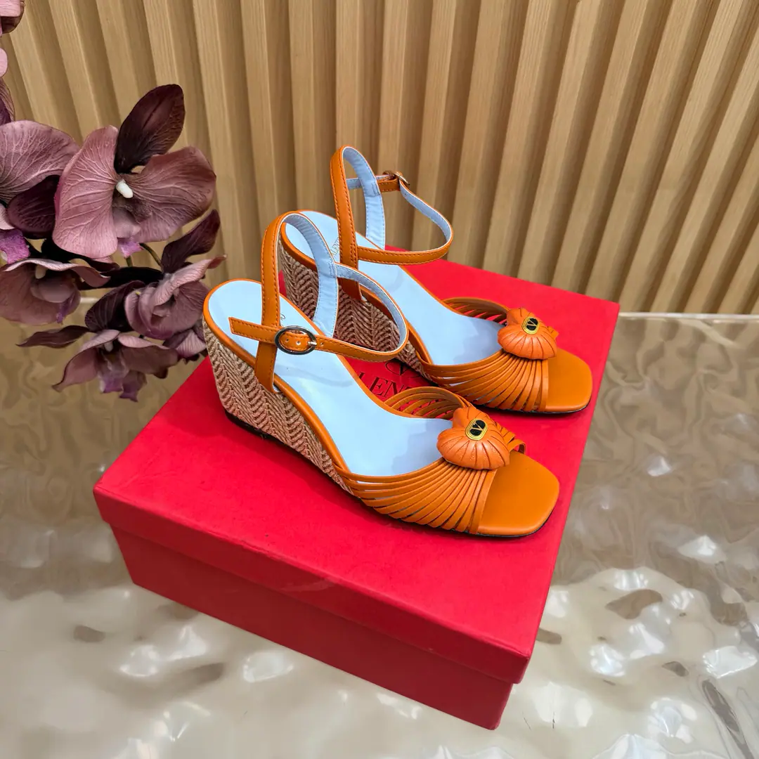 Explosive. 📍ValentinWarren Tianlian Classic.VButton The slopes and the grass. High heels.❤️The classic big one.VButton Design Match It shows the way the brand has its own design style. Luxury fashion. Very recognizable. A fine round head. Sidelines are perfect. It's a very pure smell. Little Nob. A woman of honor.‼️ The shoes are skinned with cattle. There's a mix of sheep skins inside. Original Open-Fixed Metal Bumper Italian imports of cattle and skin He's tall.: 8.5cm Codes: 35-39（40/41/42Custom）