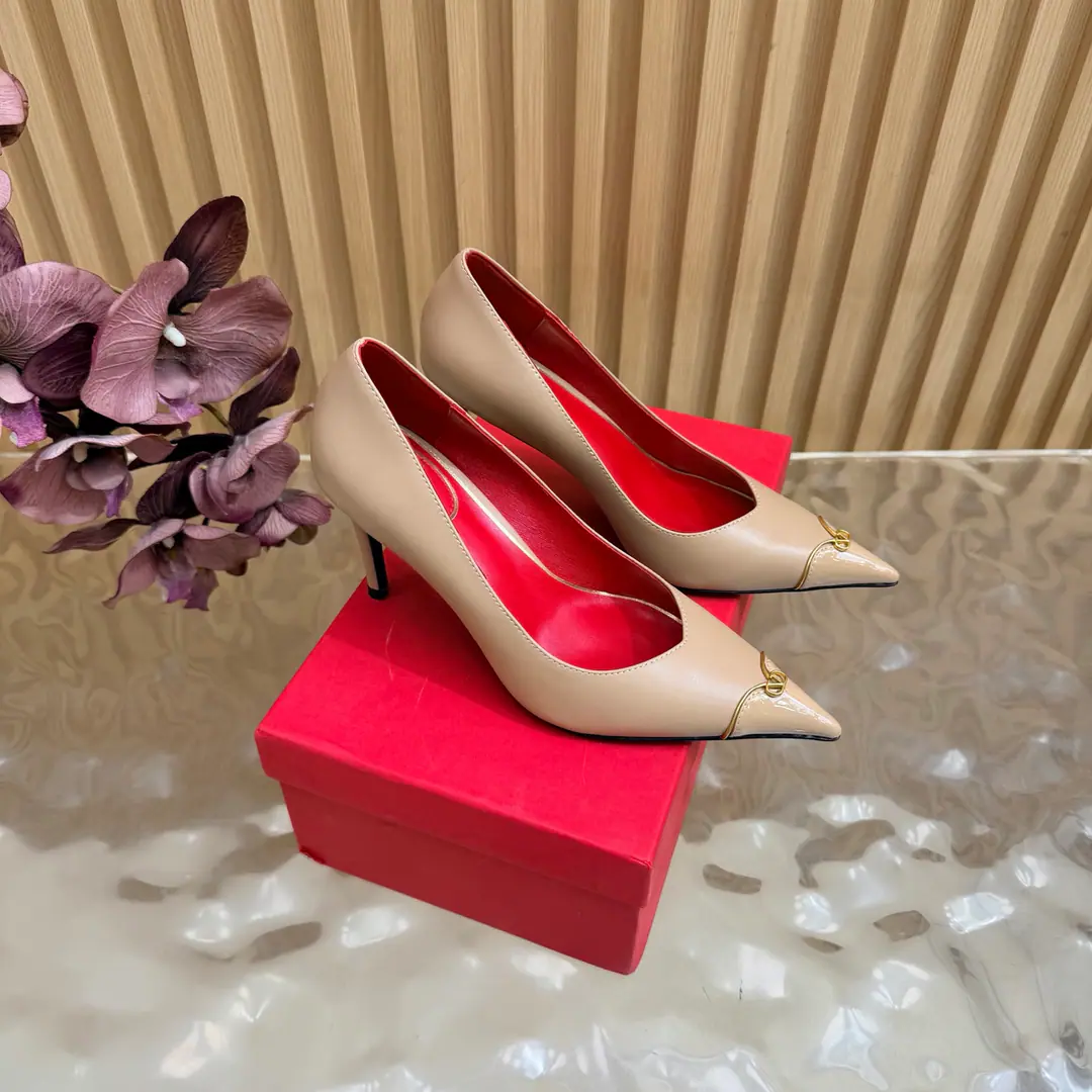 Valentino High heels💗Loved sandals. A beautiful quality.⚠️ It's a great match., Wear it any season.💜 Valentino is a new fashion charm. To continue the super high and design., I'm a big fan of the world's famous fans. The million fans are showing their love., Best sales at sea and abroad The domestics are out., Top Version Candy color., Every color is beautiful. Shoe.: Bullskins. Uchi.: Import of sheep skin Shoes under the sole.: That's a big one. He's tall.: 9cm Packaging: Full original package Codes: 36One.42Code（40, 41, 42I'm not gonna change.）