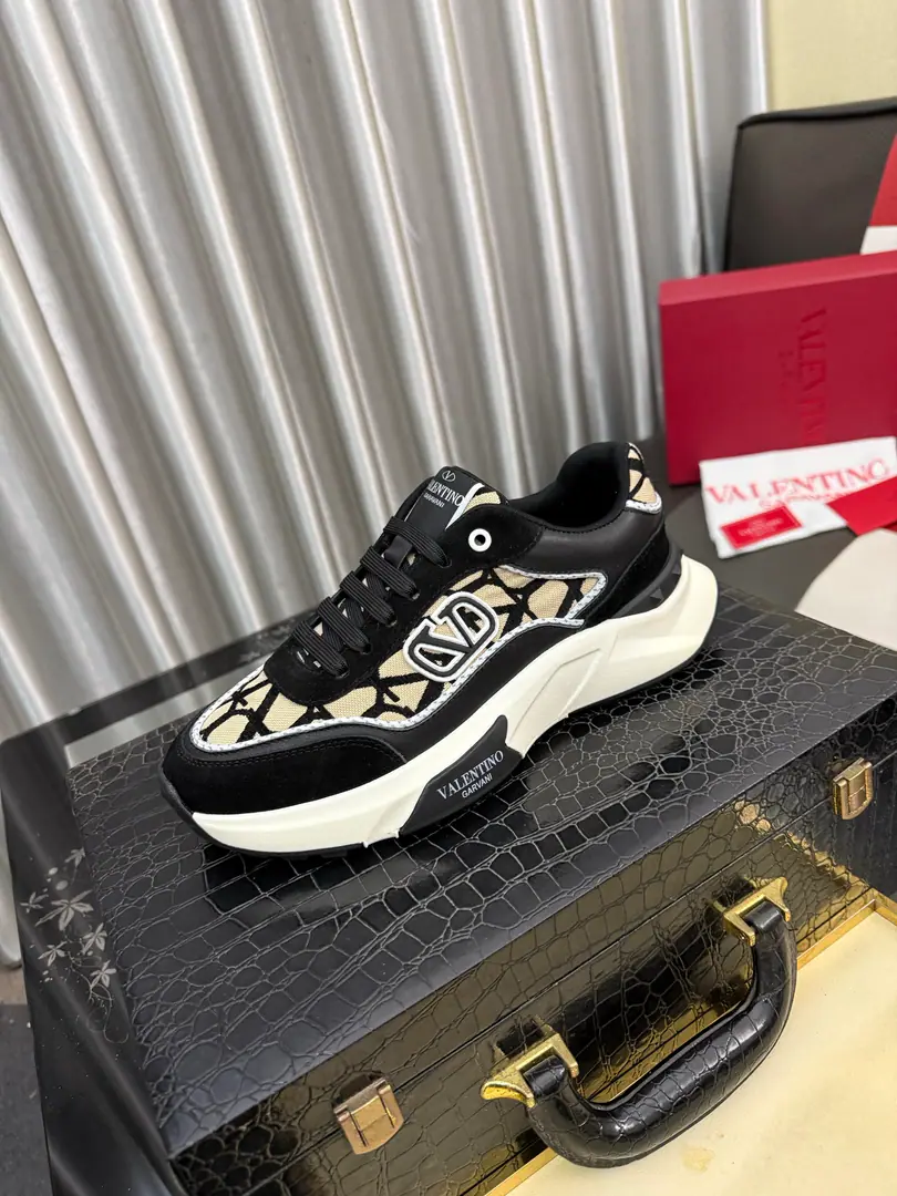 Get out of the factory.⌚️⌚️ VALENTINO Valentino.2025ssSpring and summer, and a recreational shoe., Importing ballistics shoes➕The back of the back is the wallon's. The whole is very representative., Group Bottom The upper foot is really nice and comfortable.～, Classic comforts.！ Size: 38- ️⃣Colour Optional
