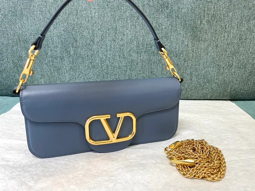 Large. ❤ Model: 1133 Valentino Valentino's leather handbag., Decorative MetalsVLogoSignacar With undreatable lifters and undrewable slide chains, ♪ And I can't bear ♪, Slash or handheld ▪️The old effect treatment parts for the old brass. ▪️Magnetic button opening ▪️Soft sheep liner. ▪️Dimensions:Kuan27xHigh13xDeep6centimetres