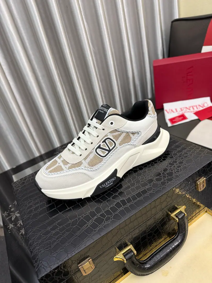 Get out of the factory.⌚️⌚️ VALENTINO Valentino.2025ssSpring and summer, and a recreational shoe., Importing ballistics shoes➕The back of the back is the wallon's. The whole is very representative., Group Bottom The upper foot is really nice and comfortable.～, Classic comforts.！ Size: 38- ️⃣Colour Optional