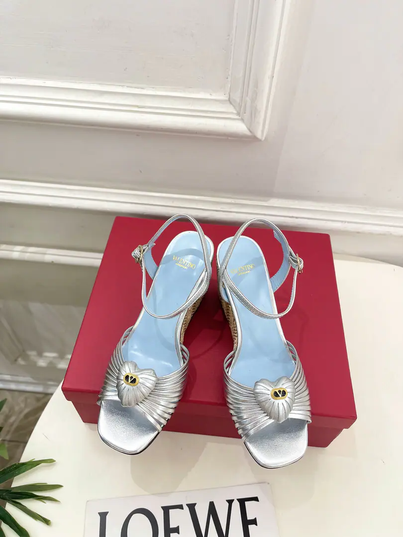Valentino Valentino. 26𝐬𝐬 2026ssNew VTLove to tie the slopes and sandals. New☑️ Valentino Garavani It's a classic.“Roman Stud”The series was launched in a completely new interpretation.！The latest gold.VDetonation elements A full sense of excellence. ！BSFashion is a blast.～ Shoe.: Original high-prescription skin Uchi.: Importing mixed sheep skins Otsumi!: Italy is a big-ass country. He's tall.: 8cm Codes: 35-39（40.41.I'll make sure I don't change it.） Price Numbering: 2608045