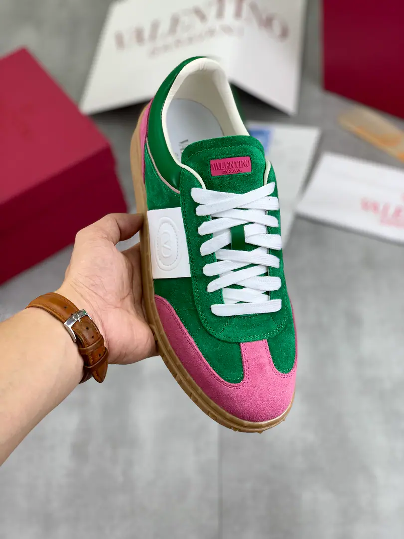 Plant prices Real value Couple money. ValentinoValentino. 2025/UPVILLAGE A couple's leisure sports shoes. 🆚Professional high-end, Perfect time., Quality is first class., Use all originals1:1Material production, I'm the only one who's got a role model.！ 🎁Full cabinet high end packaging ✔️Fabulous.:The High-Sight Bull. ✔️Otsumi!:TPUThe material is the bottom of the material. ✔️size:Women35-40Men39-45（Women41Men38.46Freeze!） 🆚All details1:1Customize, To be perfect.！