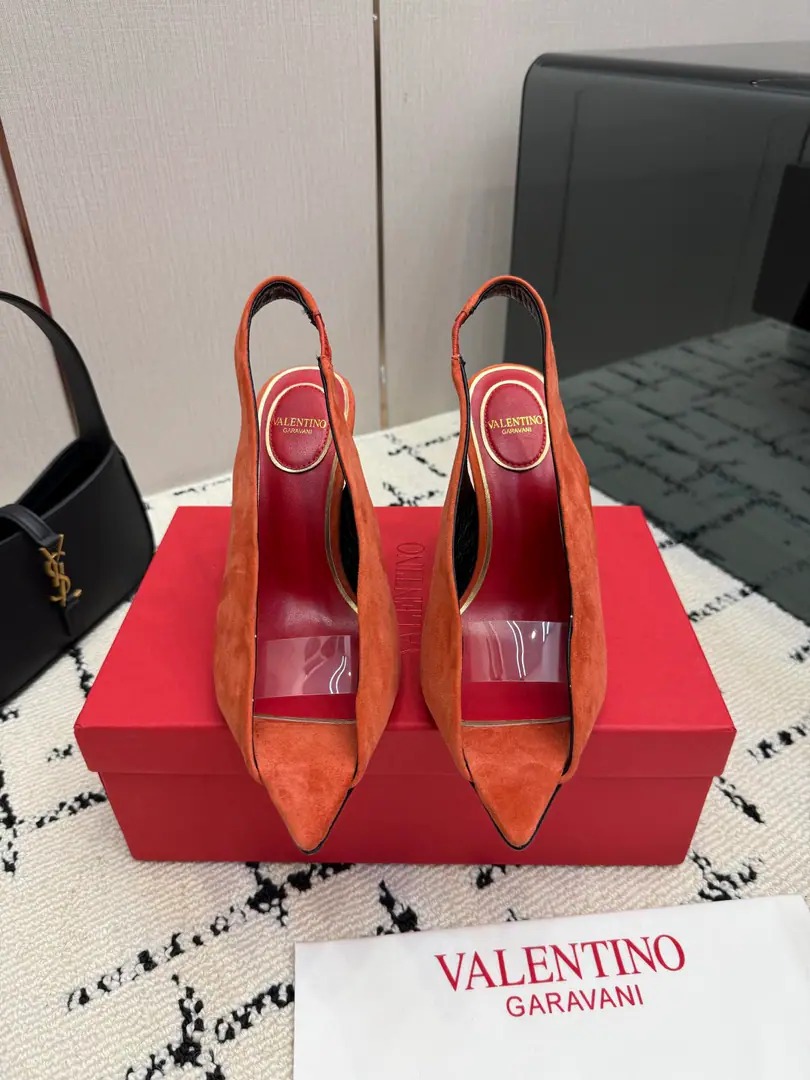 🖤ValentinoValentino, Pico heels., The stuff on the fuzzy is so qualitative., Red lined to the eye., Brand recognition.✨. Pointhead+Xiao Gao and design, Nice and long legs., The air is better with the back seat belt., And I wear them in summer too.OK！It's not about dress and suit., You can easily manage a formal or a fashion situation., Comfortable and fashionable., The gas is full.� SIZE:35-39（40, 41, 42, 43Sold）