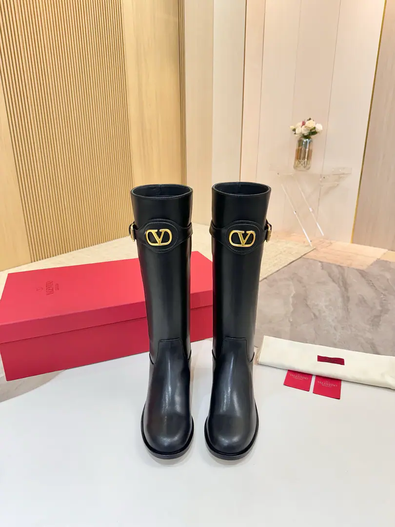 The top is a very big-ass factory. ValentinoValentine's cabinet is the latest.💫 Top Version👏🏻The most powerful man in history. Welcome to the Italian import base., It's comfortable.🔸It's the same as the counter., 🌸Extrudity., 🔸 Fabulous. Bullskins. Uchi. In the cow's skin. ➕Skins and feet. He's tall. 3cm Standard Code34-42 （34-41-42Do it. No re-election.） High Packaging