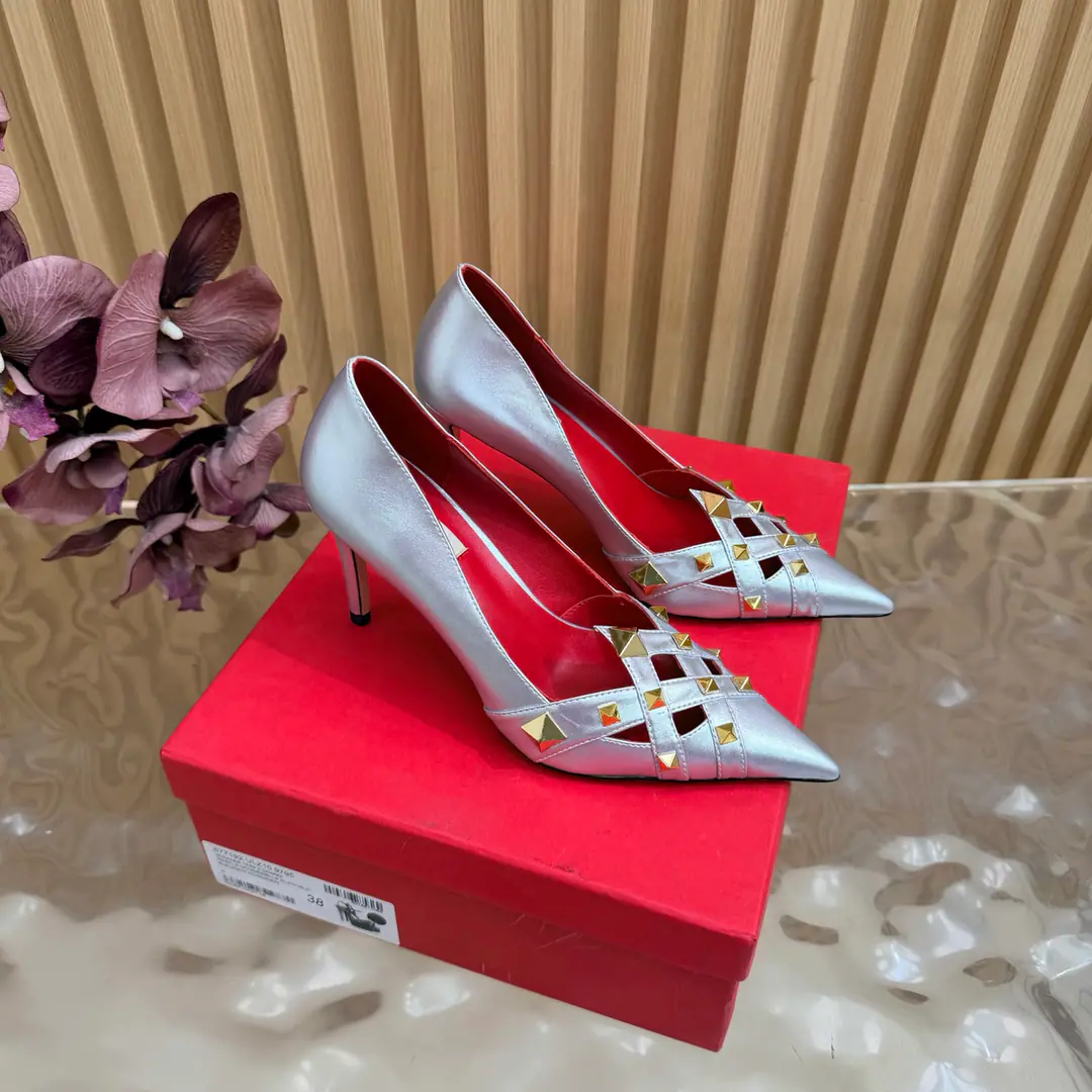 2026♪ Take the stuns and the heels ♪ Valentino High heels💗Loved sandals. A beautiful quality.⚠️ It's a great match., Wear it any season.💜 Valentino is a new fashion charm. To continue the super high and design., I'm a big fan of the world's famous fans. The million fans are showing their love., Best sales at sea and abroad The domestics are out., Top Version Candy color., Every color is beautiful. Shoe.: Bullskins. Uchi.: Import of sheep skin Shoes under the sole.: That's a big one. He's tall.: 9cm Packaging: Full original package Codes: 36One.42Code（40, 41, 42I'm not gonna change.）