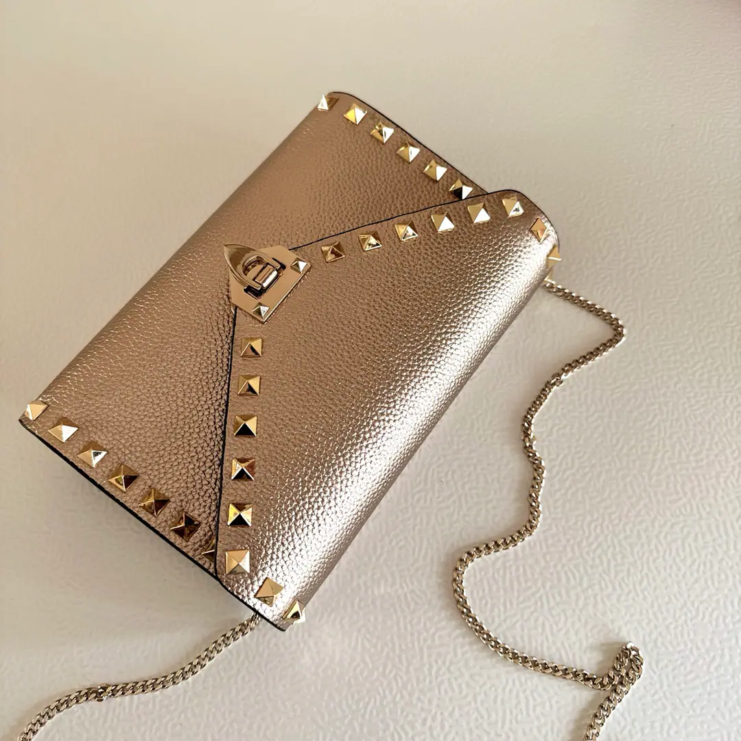 Batch. Rose gold.▪️ Valentino Valentino's mini-bag.❤️ Slinging cattle, leather envelope, bag., Bring the nails.,Adjustable and disassembly sundial belts,Close the cap.. Dimensions:19.5x13x4.5centimetres Model: 2069