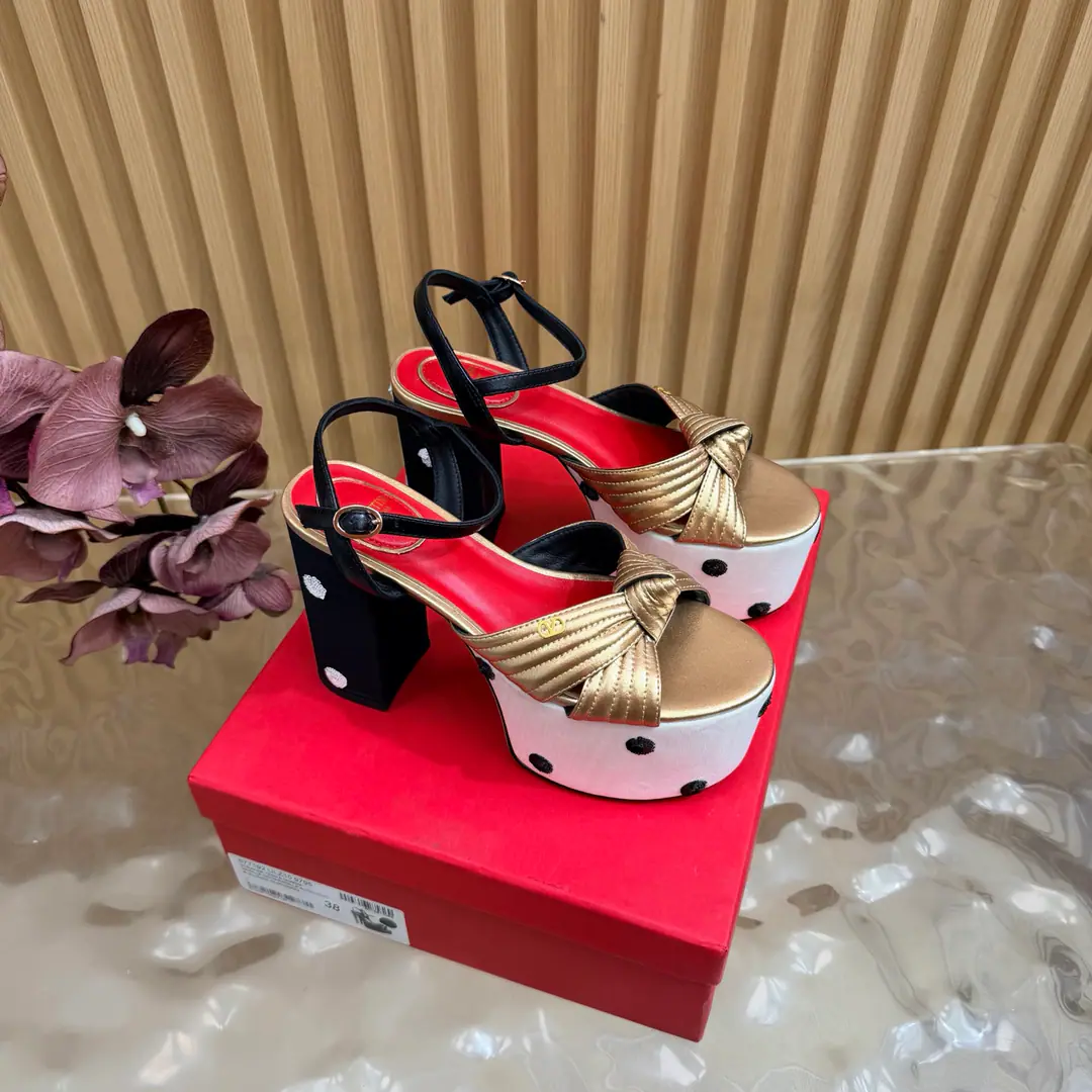 2026I'll take the water table and the sandals. Valentino High heels💗Loved sandals. A beautiful quality.⚠️ It's a great match., Wear it any season.💜 Valentino is a new fashion charm. To continue the super high and design., I'm a big fan of the world's famous fans. The million fans are showing their love., Best sales at sea and abroad The domestics are out., Top Version Candy color., Every color is beautiful. Shoe.: Bullskins. Uchi.: Import of sheep skin Shoes under the sole.: That's a big one. He's tall.: 11cm Packaging: Full original package Codes: 36One.42Code（40, 41, 42I'm not gonna change.）