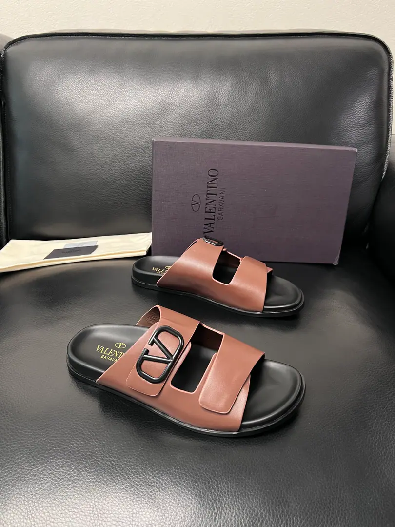 VALENTINO High Quality Top-level craft Valentino., Shoes are synchronized., Italian imports of shoes, High-quality, multi-coloured, complex crafts., The imported cattle skin is soft and comfortable., Shoes under the sole.: The original plant is used for the original base., TPUIt's super comfortable to be a sole-acting base., The original factory and the single., Codes 39-44 （Make a reservation.38 45 ）