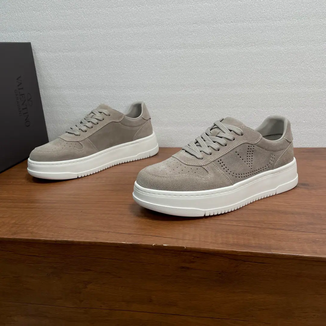 Valentino/Valentino. Men's classic low-end leisure shoes. The sneakers are made of soft little cow skin and fury cow leather., The skin is soft and delicate., External sideVLOGO SIGNATUREThe punch details., Shoe head punches., New Fashion, I'm comfortable with air., In the fabric., With a plaque., Light rubber, large base., Slipperproof., The feet are light and comfortable., Fashion and fashion., Full package！ Codes: 39-40-41-42-43-44（38/45You're not going to be able to buy back.）
