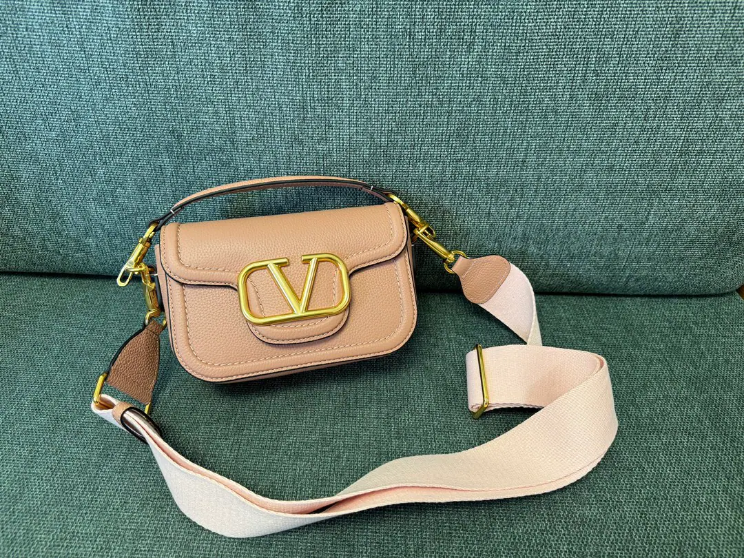 Batch VALENTINO 👜GARAVANI ALLTIMESoft-pumped little cow's skin handbag., MetalVLOGO SIGNATUREDetails. - Thanks to the undrawn hand and leather shoulder belt., This bag can be slashed and hand-held.. -The old effect treatment parts for the old brass. -Magnetic button opening -You can remove leather handlers. -Reconciled to deactivate fabric sundries Dimensions: Kuan 23.5 x High 18 x Deep 8 centimetres Model2046