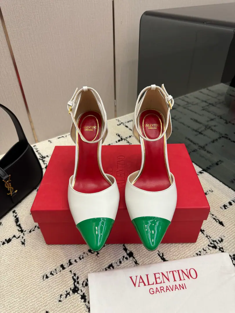 Valentino/Valentino.26WFNew Spill-head heels. The sharp line is a fine contour of the foot. SmallVGold tags for the shoes. Ratio of length length to length ♪ High and smooth every step of grace ♪ Classic red bottom recognition. It's easy to get a teleport. The naked and the black are cool. The upper foot is to be lifted immediately. You're not tired of walking. The fratricidal romance is hidden in detail. Summer shoe cabinets must be treasured. It's a lot of styles and styles. I'm not sure how much I'm gonna get. The classics that never regret starting. Details show the heart of the brand. It's easy to create a sense of excellence that doesn't take much effort. The price of the treasured shoes. I'm gonna be a little more elegant than I thought. The upper foot is white and thin. It's a match for both work and date. Quality and face The Warrens must be a fine one.！ The fabric is custom-made for paintskins. The inside feet are all sheep's skin. He's tall.: 8cm Italian imports are so thick. size: 35-39（40/41Custom）