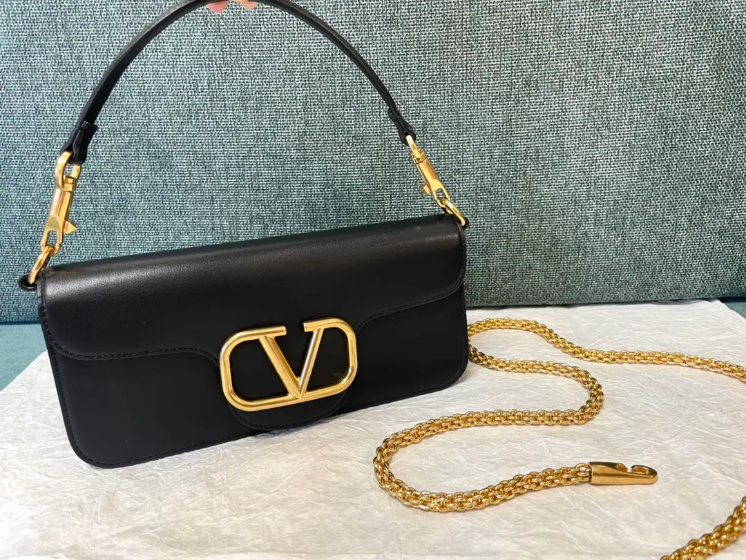 Batch. ❤️Model: 1133 Valentino Valentino's leather handbag., Decorative MetalsVLogoSignacar With undreatable lifters and undrewable slide chains, ♪ And I can't bear ♪, Slash or handheld ▪️The old effect treatment parts for the old brass. ▪️Magnetic button opening ▪️Soft sheep liner. ▪️Dimensions:Kuan27xHigh13xDeep6centimetres
