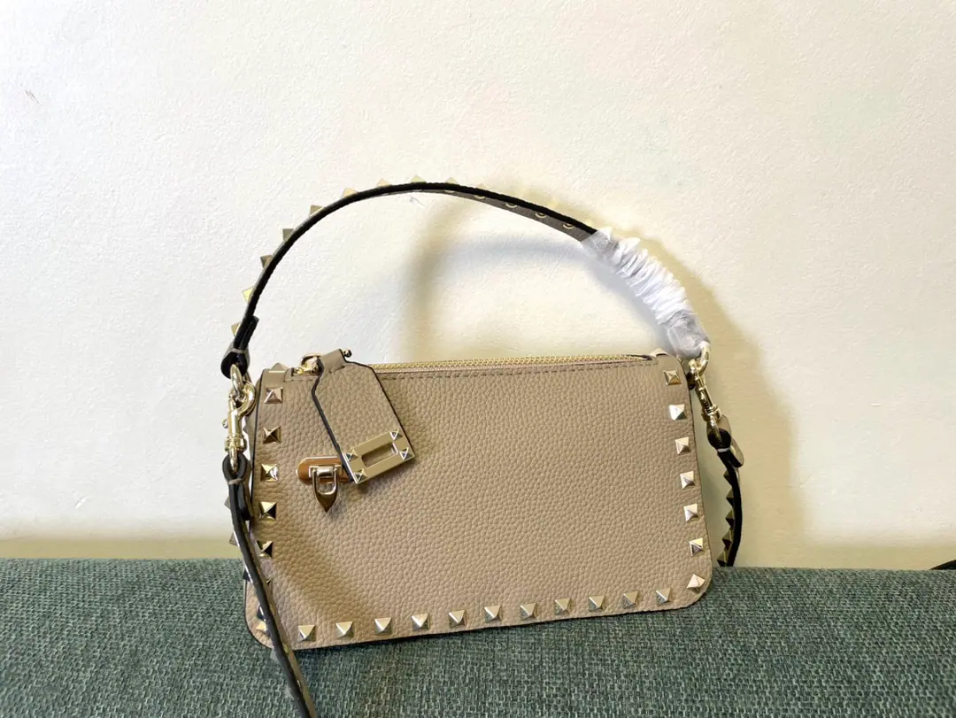 Batch. VTNew little handbag. Model: 5500 Dimensions: 19x13x7cm Valentino Garavani Rockstud A small, small, small, small, slanted, little cattle.,The iconic hook-tocking design has been re-explored., The treatment of the nails and the fittings for the metallic process to stop the zipper pulls.: Zipper and hook-buttonable., Dismantled shoulder belts.